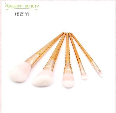 女孩子必備那幾種化妝刷呢！