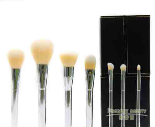 使用唇刷涂口紅，有哪些注意點(diǎn)？