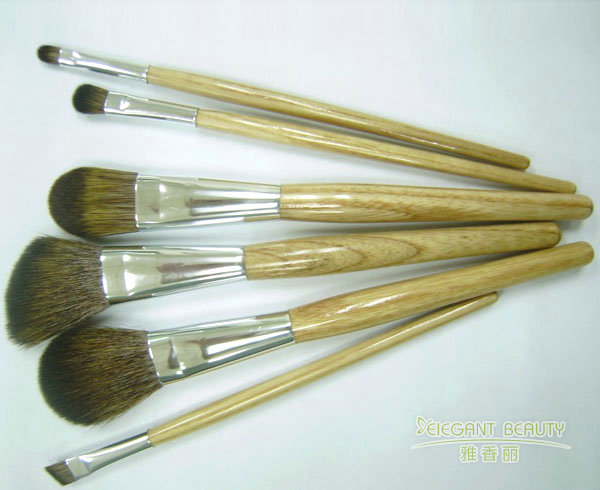 如何根據(jù)季節(jié)變化選擇合適的化妝刷材質？