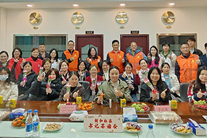 福城街道新和社區(qū)蒞臨雅香麗化妝用品（深圳）有限公司開展“巾幗綻放.婦女權(quán)益保護法介紹”書記茶話會。