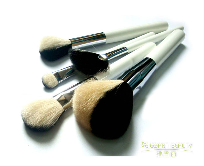 從基礎到專業(yè)：成套化妝刷的全方位解析