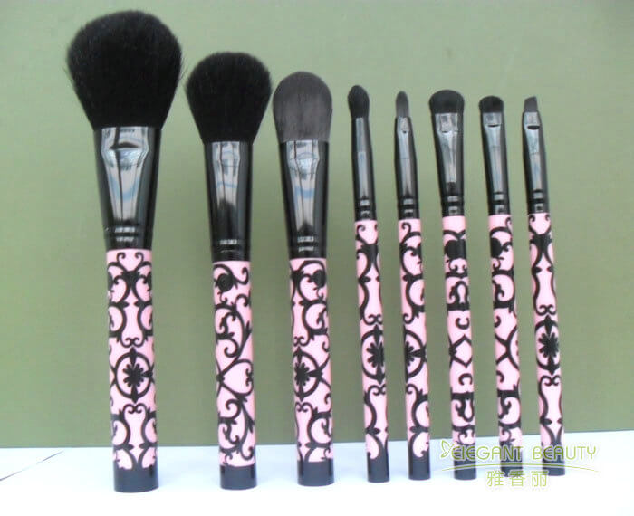 化妝刷套裝中的纖維毛與動物毛刷頭，如何根據(jù)膚質(zhì)選擇？