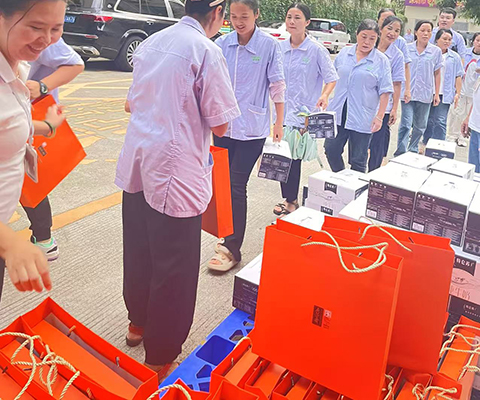 雙節(jié)同慶暖人心，關(guān)懷慰問傳真情||雅香麗化妝用品(深圳)有限公司為全體職工發(fā)放“雙節(jié)”福利