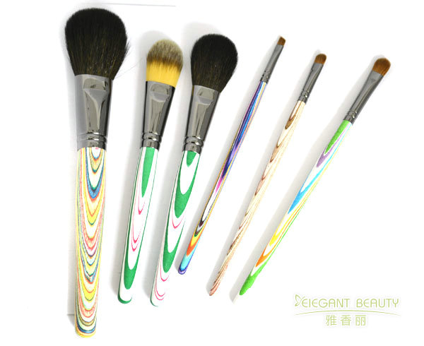 如何選擇一家專(zhuān)業(yè)化化妝刷廠家